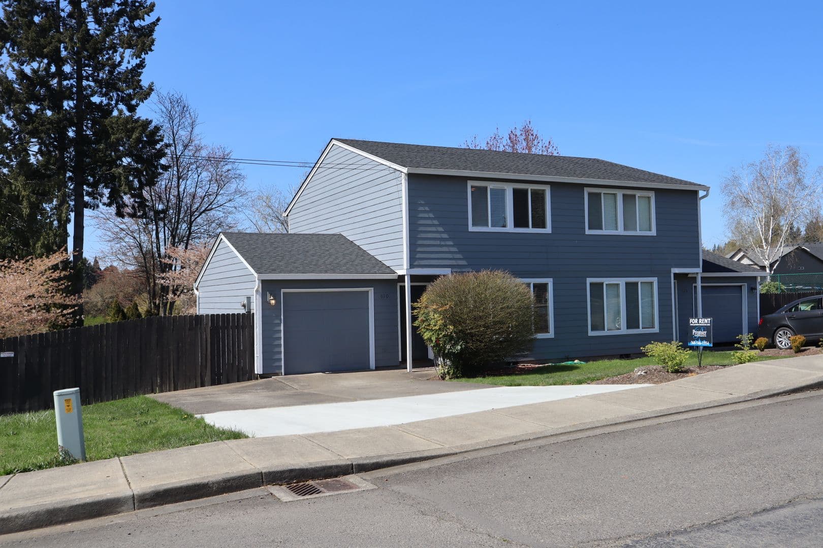 La Center House: 620 E Elm Ave