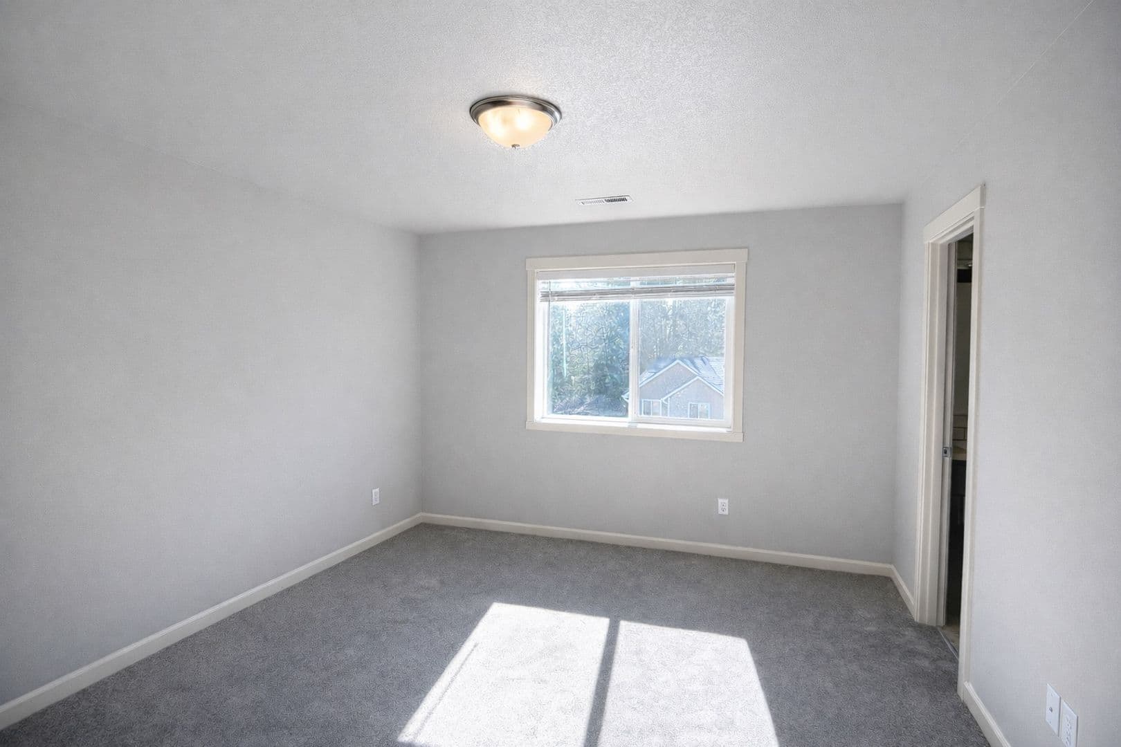 Kalama Apartment: 205 Cloverdale Rd