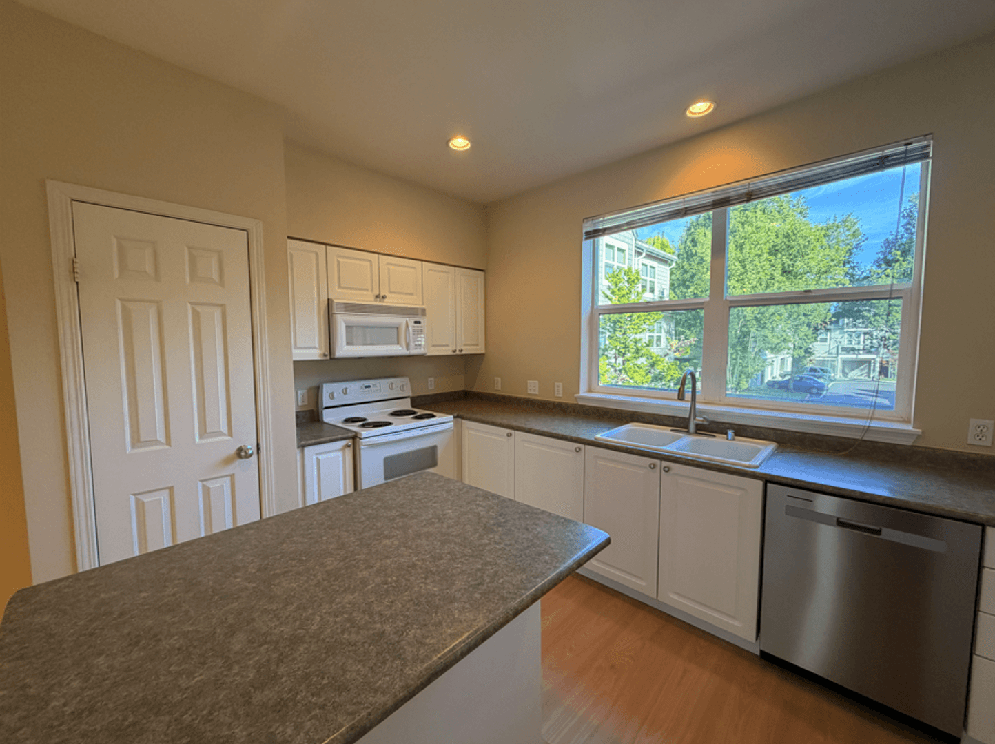 Vancouver House: 714 SE Fairwinds Lp