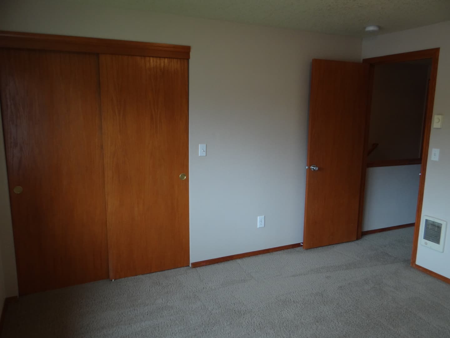 La Center House: 620 E Elm Ave