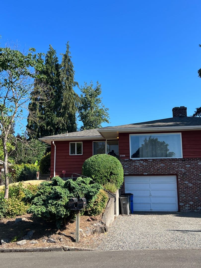 Vancouver Apartment: 2206 E 17th St