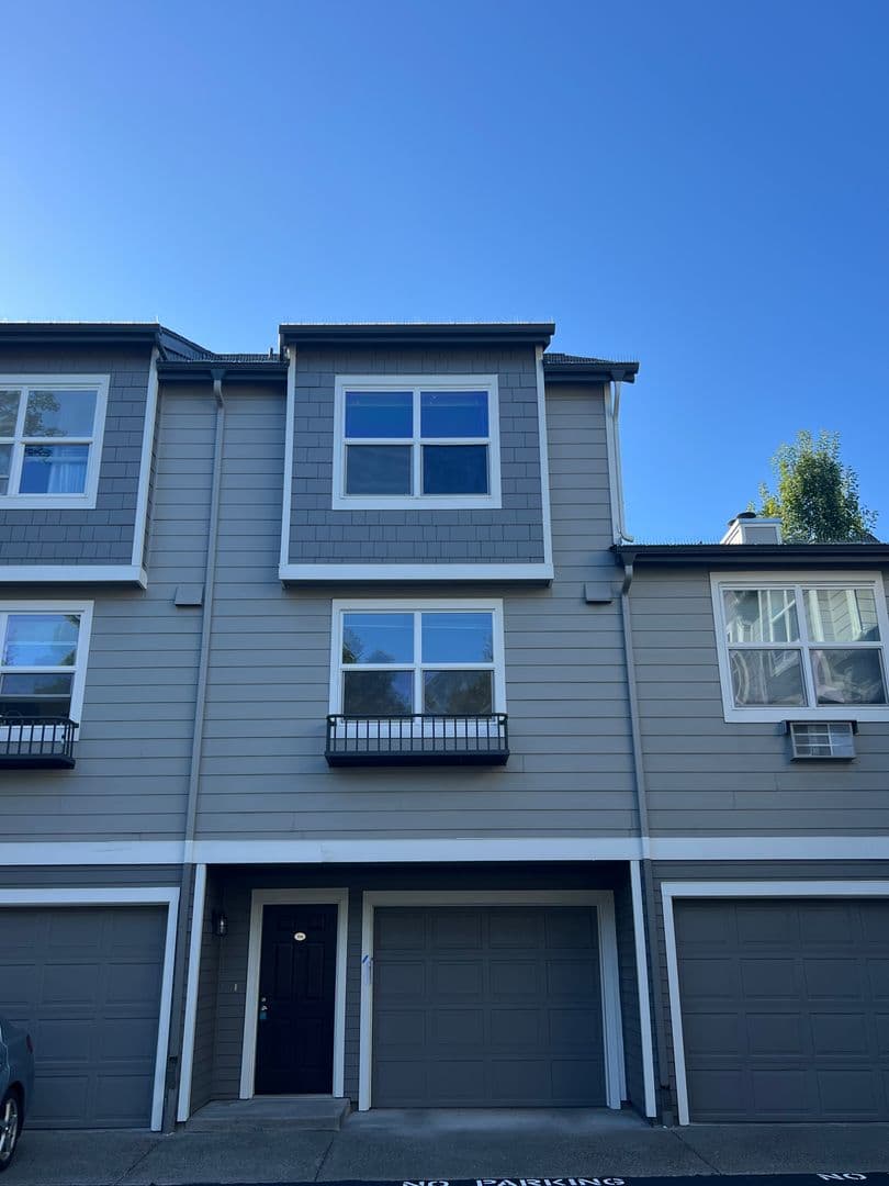 Vancouver House: 714 SE Fairwinds Lp