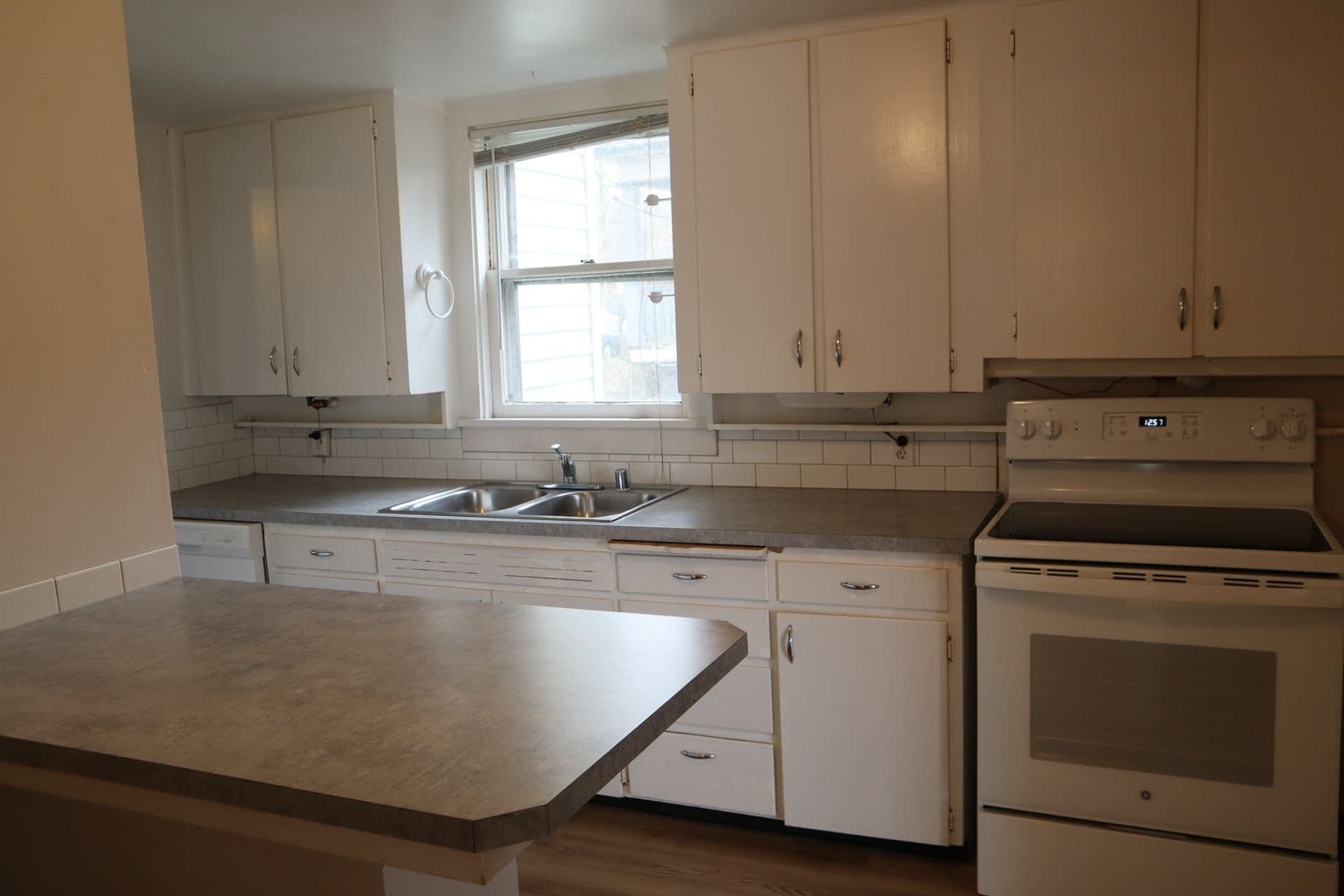Vancouver Apartment: 401 E 28th St.