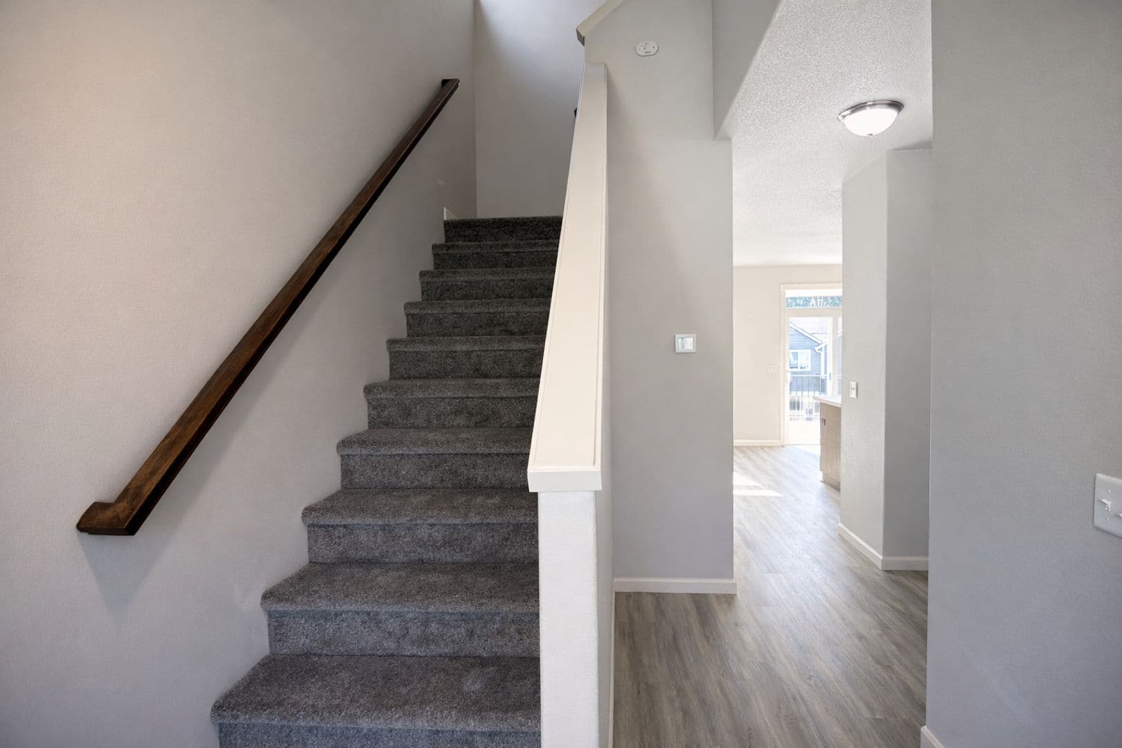 Kalama Apartment: 205 Cloverdale Rd