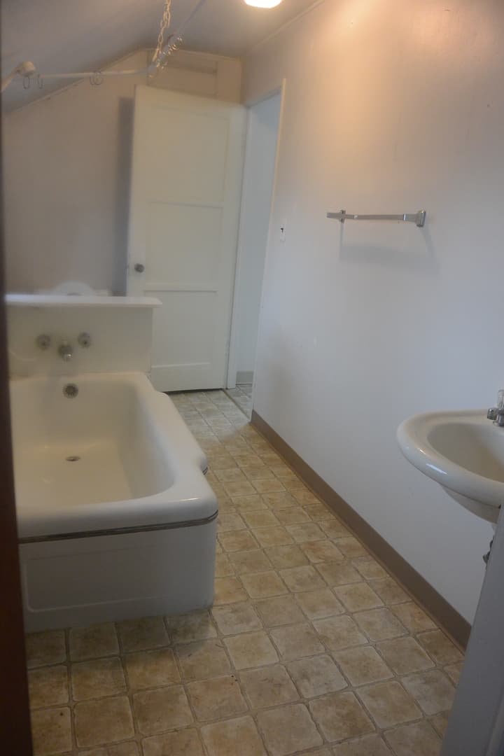Vancouver Apartment: 401 E 28th St.