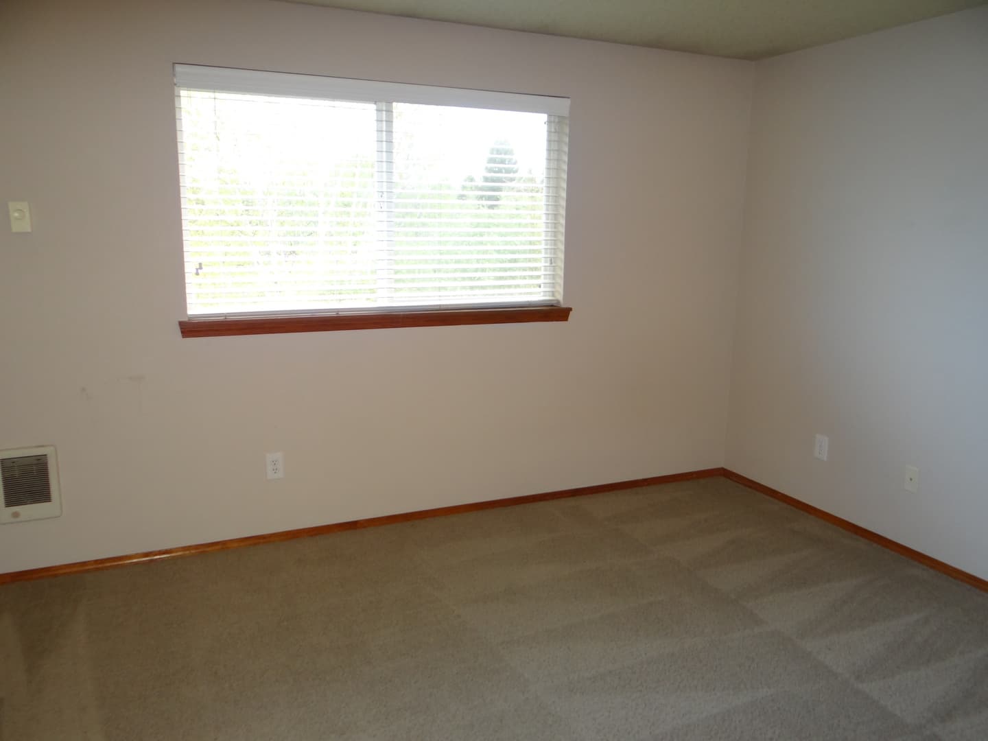 La Center House: 620 E Elm Ave
