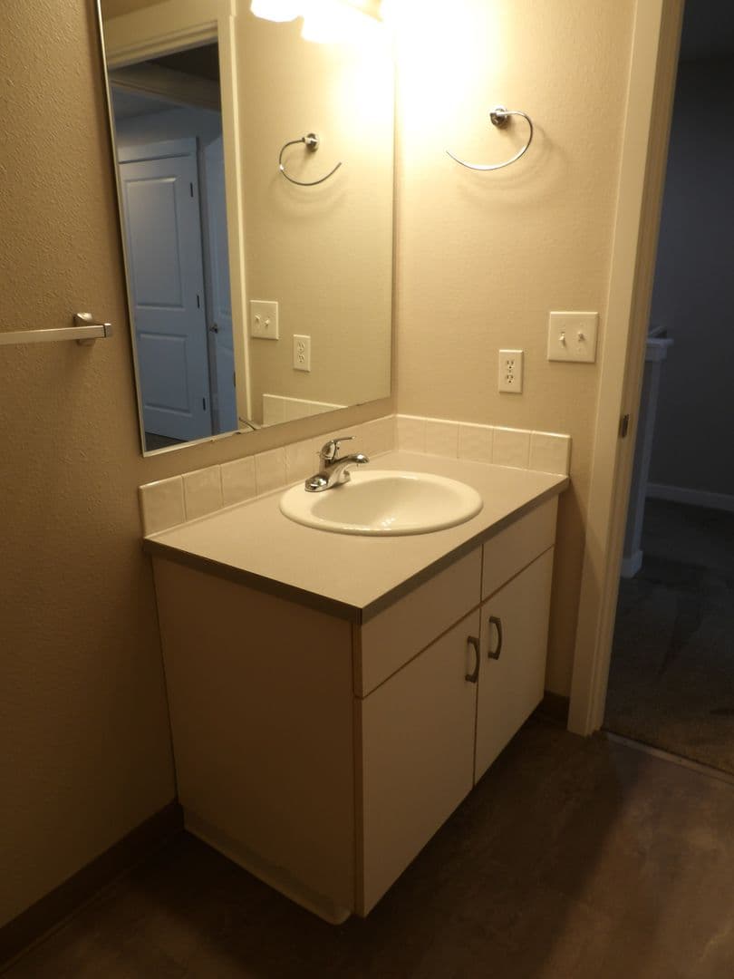 Ridgefield Apartment: 2019 NE 179th St