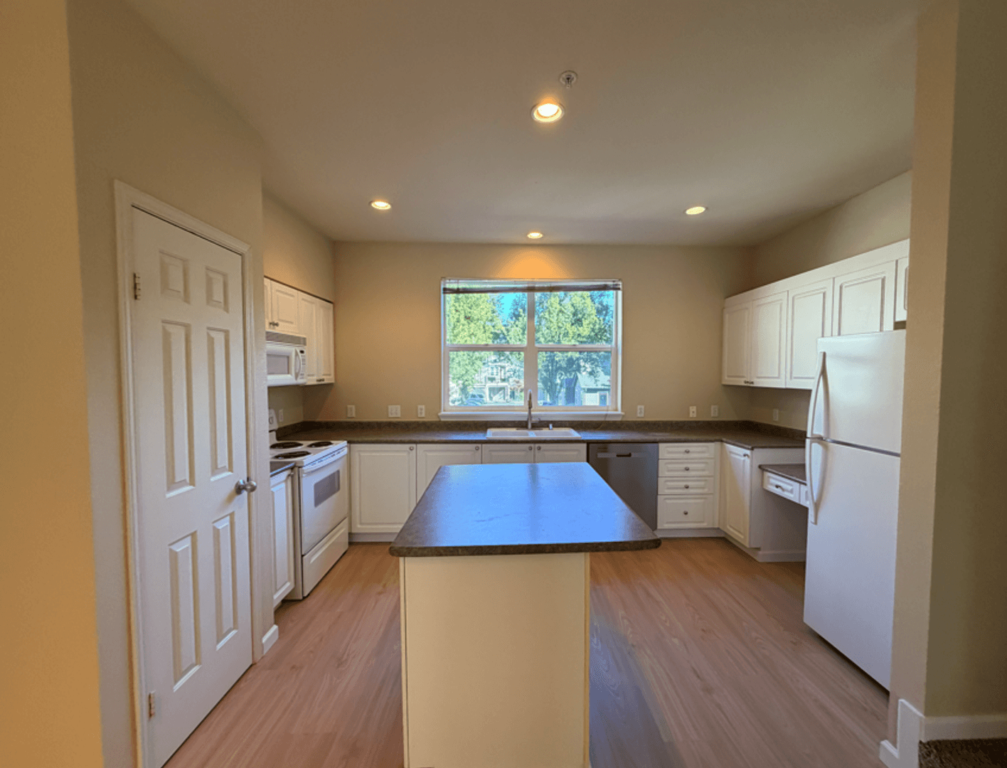 Vancouver House: 714 SE Fairwinds Lp