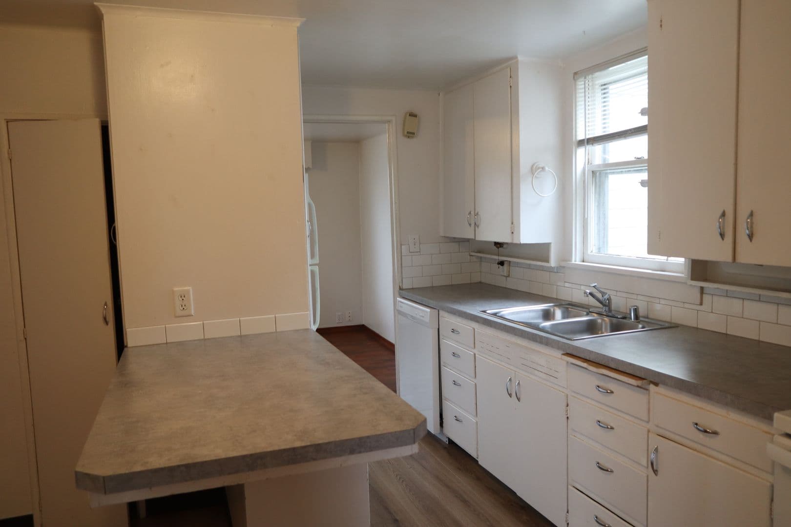 Vancouver Apartment: 401 E 28th St.
