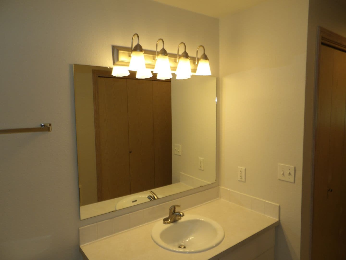 Ridgefield Apartment: 2019 NE 179th St