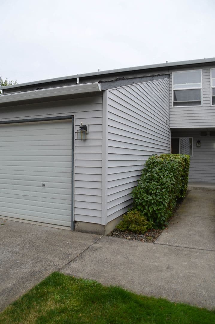 Ridgefield Apartment: 2019 NE 179th St