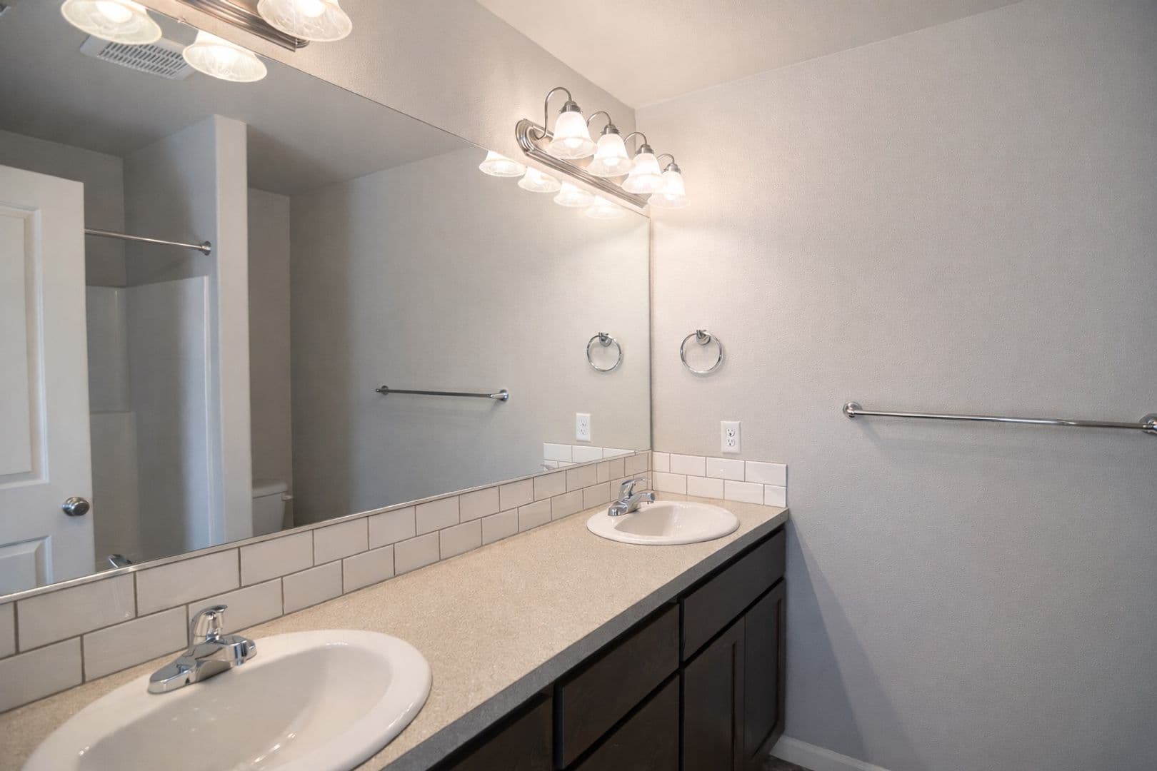 Kalama Apartment: 205 Cloverdale Rd