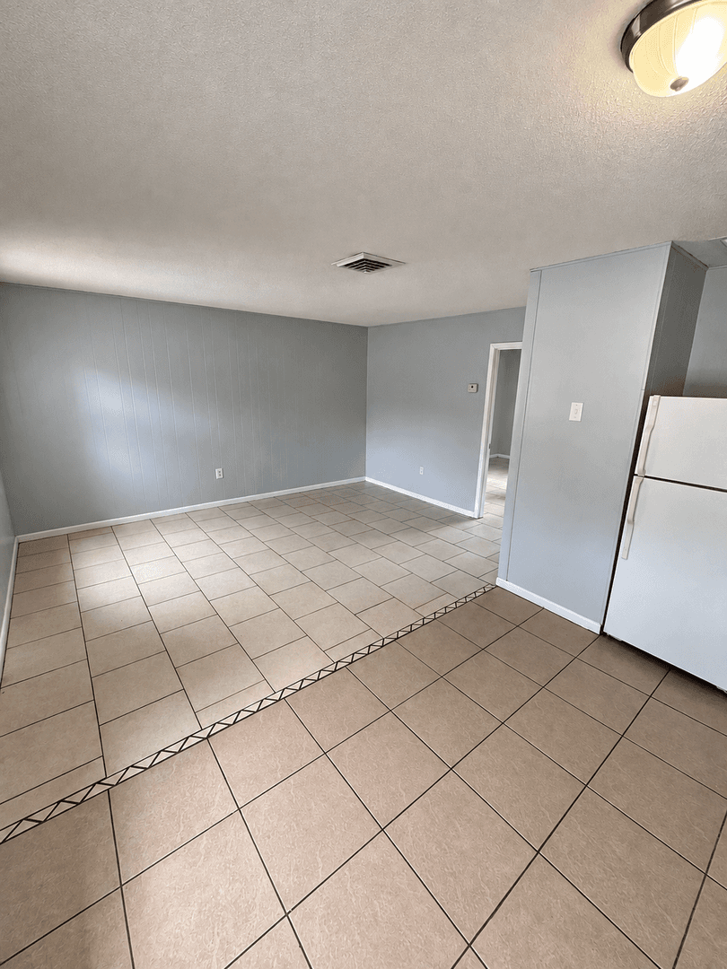 Lakeland Apartment: 1885 Crystal Lake Dr N