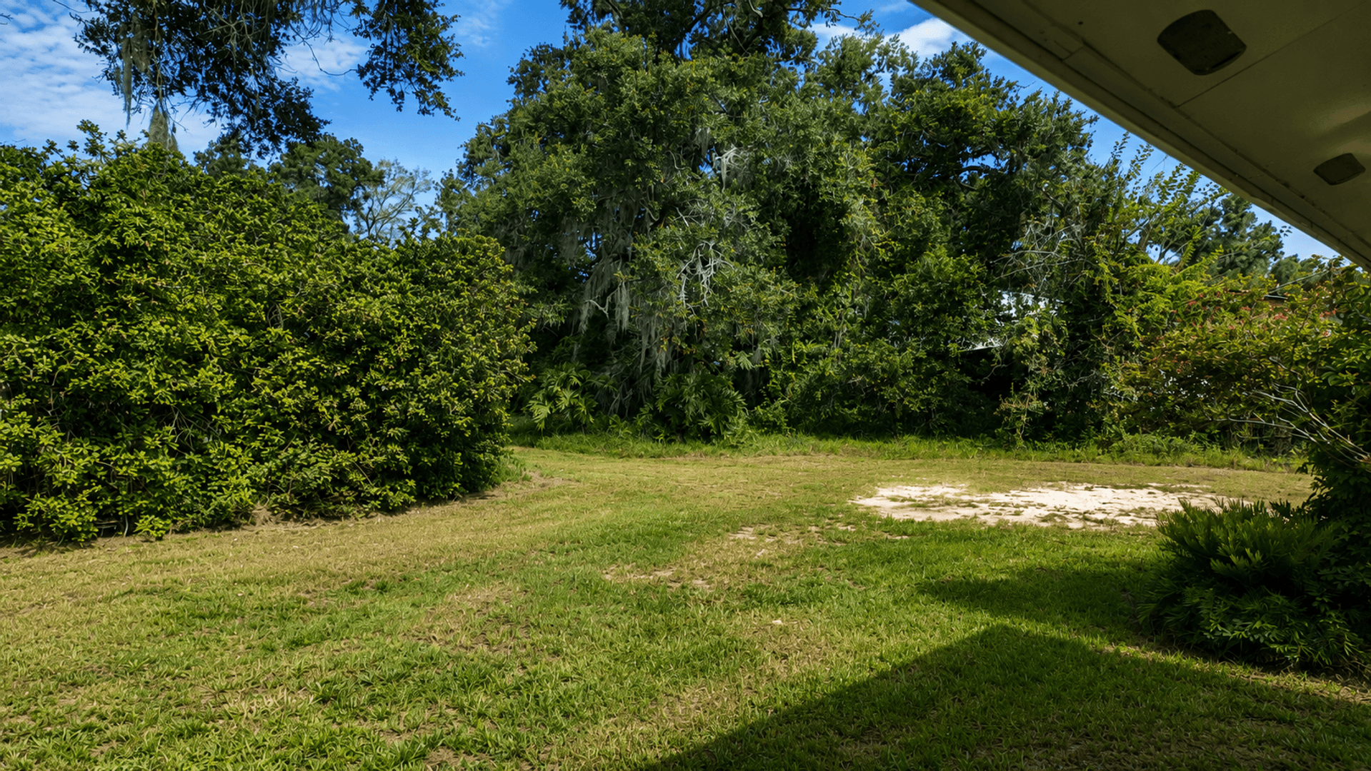 Dade City House: 15829 US Hwy 301