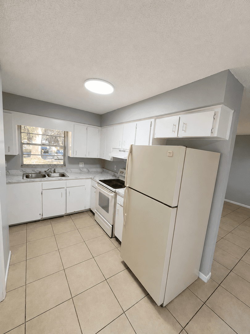 Lakeland Apartment: Pineville Ln