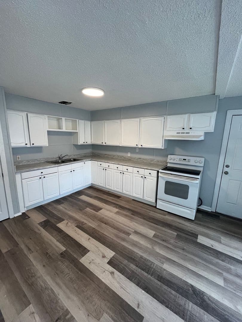 Lakeland House: 1137 Edith Ave