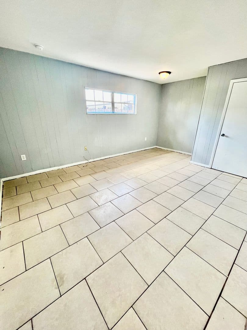 Lakeland Apartment: 1885 Crystal Lake Dr N