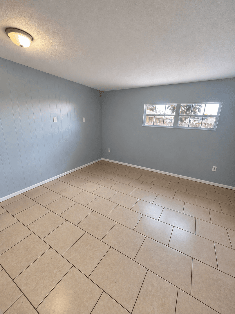 Lakeland Apartment: 1885 Crystal Lake Dr N
