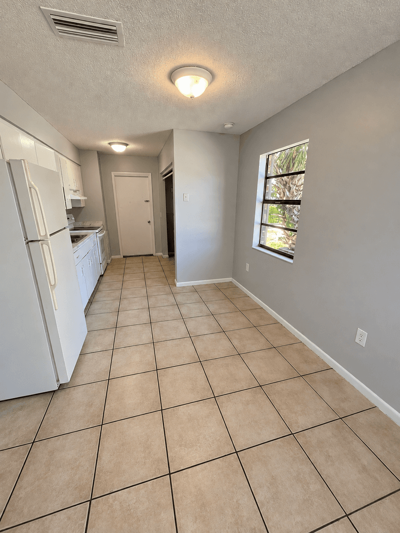 Lakeland Apartment: 911 N Iowa Ave