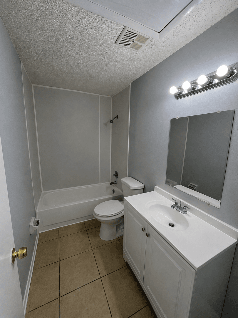 Lakeland Apartment: Pineville Ln