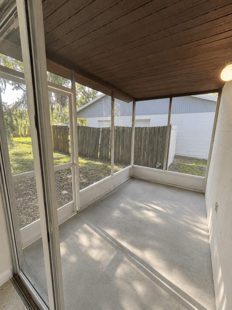 Lakeland Apartment: Pineville Ln