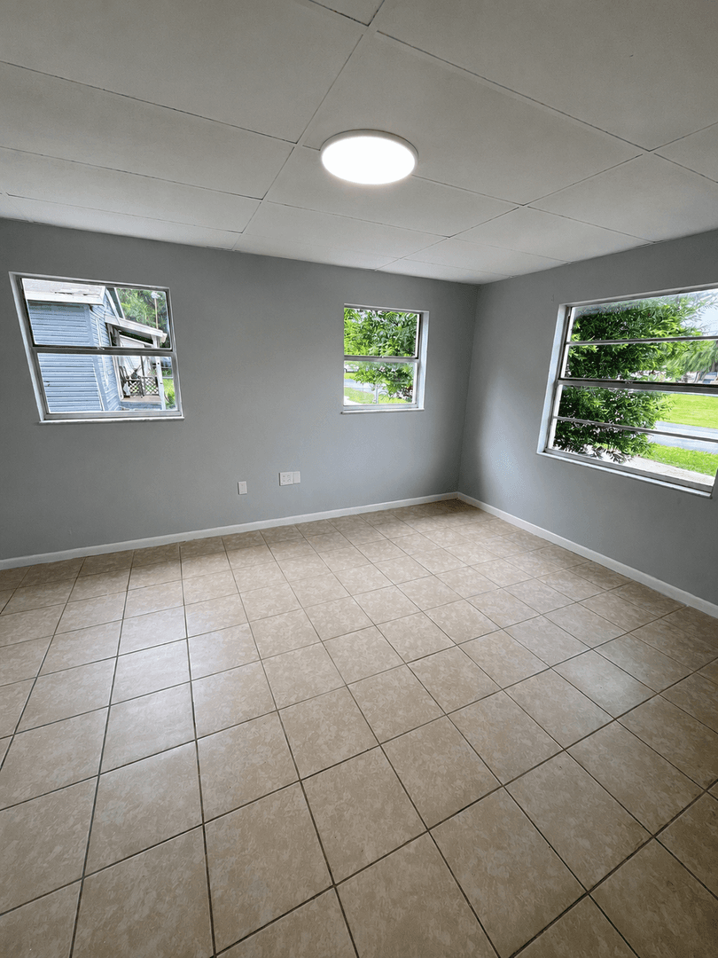 Zephyrhills Apartment: 38010 14th Ave