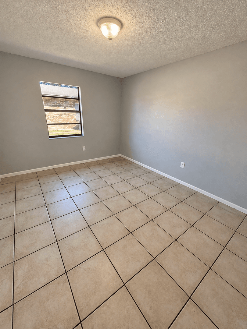 Lakeland Apartment: 911 N Iowa Ave