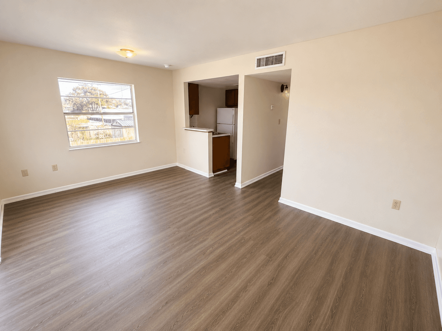 Zephyrhills Apartment: 38010 14th Ave