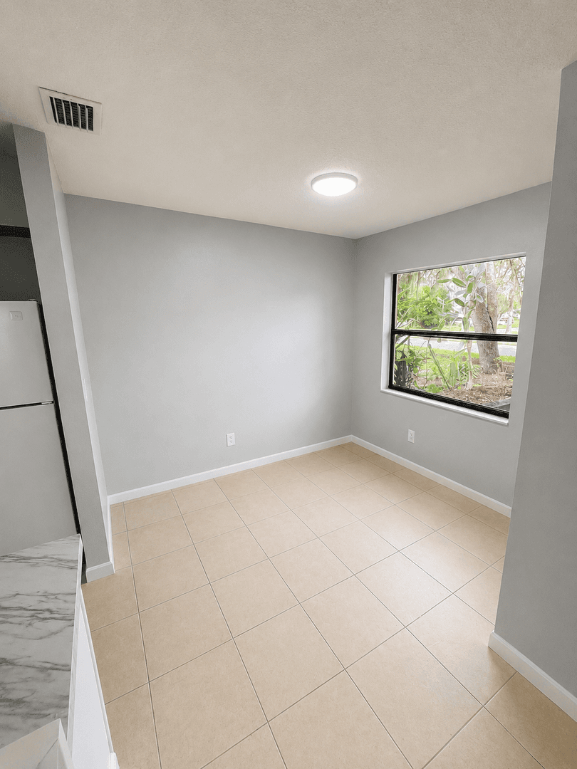 zephyrhills Apartment: 38214 7th Ave