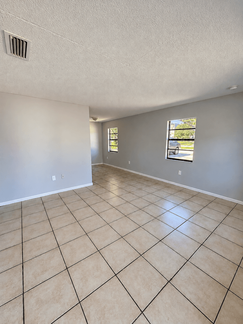 Lakeland Apartment: 911 N Iowa Ave