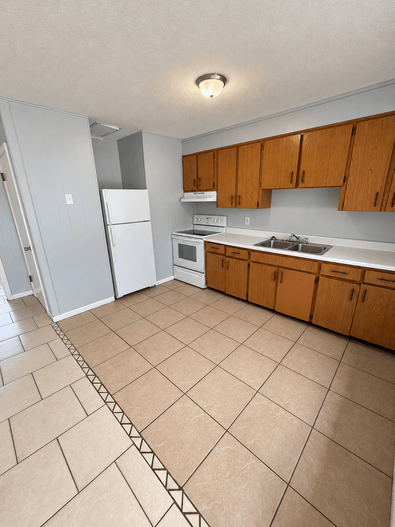 Lakeland Apartment: 1885 Crystal Lake Dr N