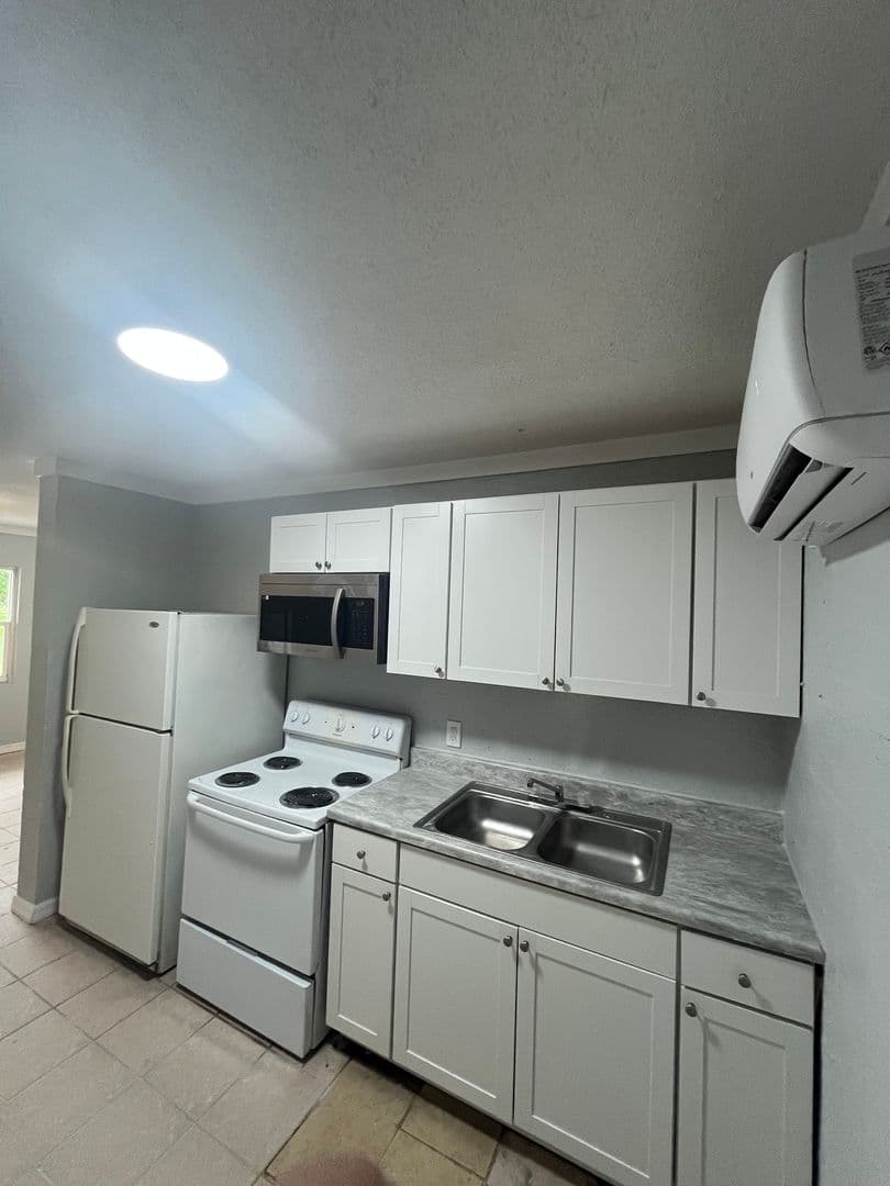 Winter Haven House: 2371 Edwin Street NE