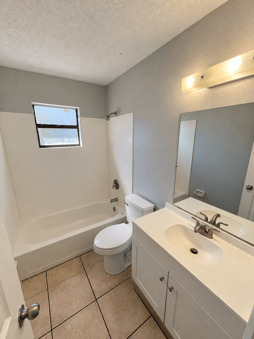 Lakeland Apartment: 911 N Iowa Ave