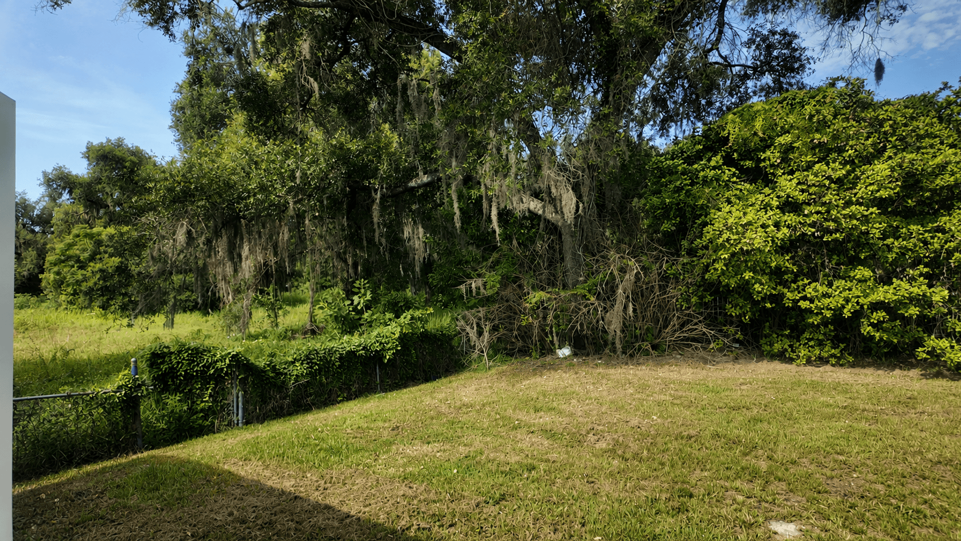 Dade City House: 15829 US Hwy 301