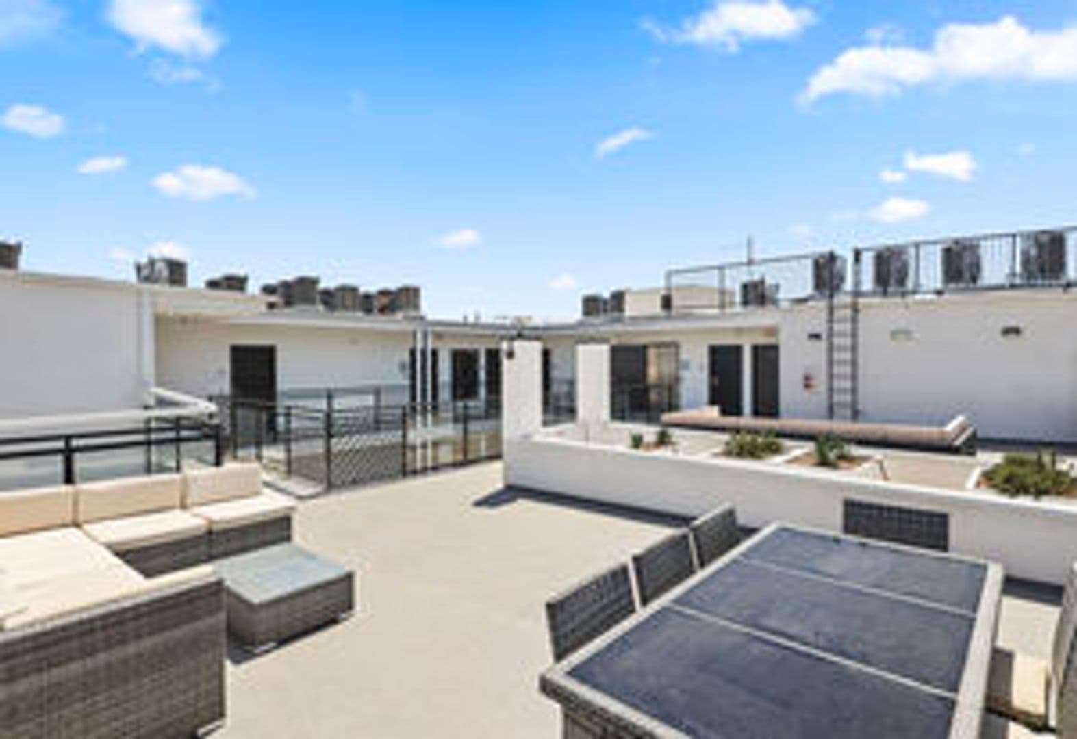 LOS ANGELES Apartment: 428 S ROBERTSON BL