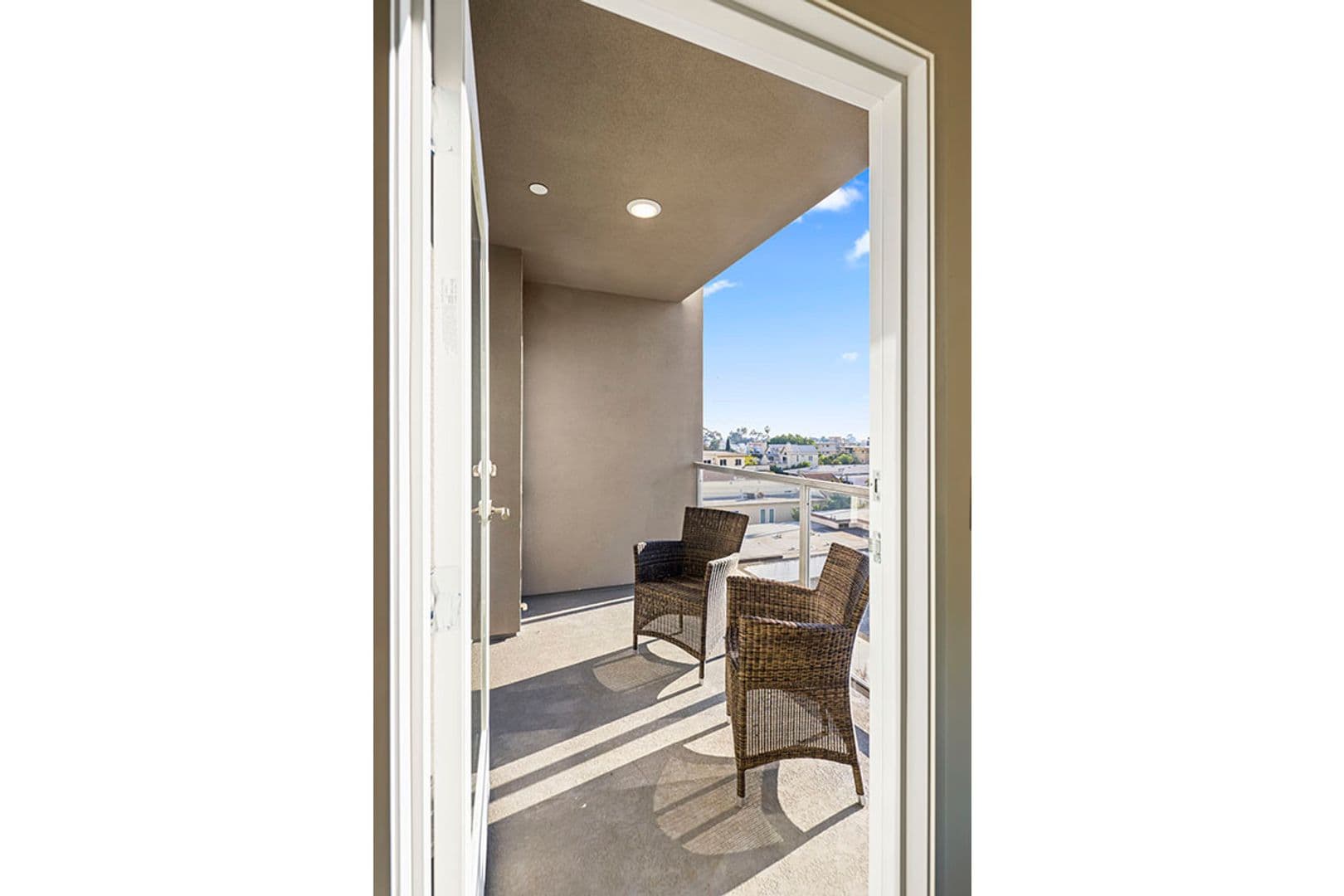 Los Angeles Apartment: 10608 SANTA MONICA BL