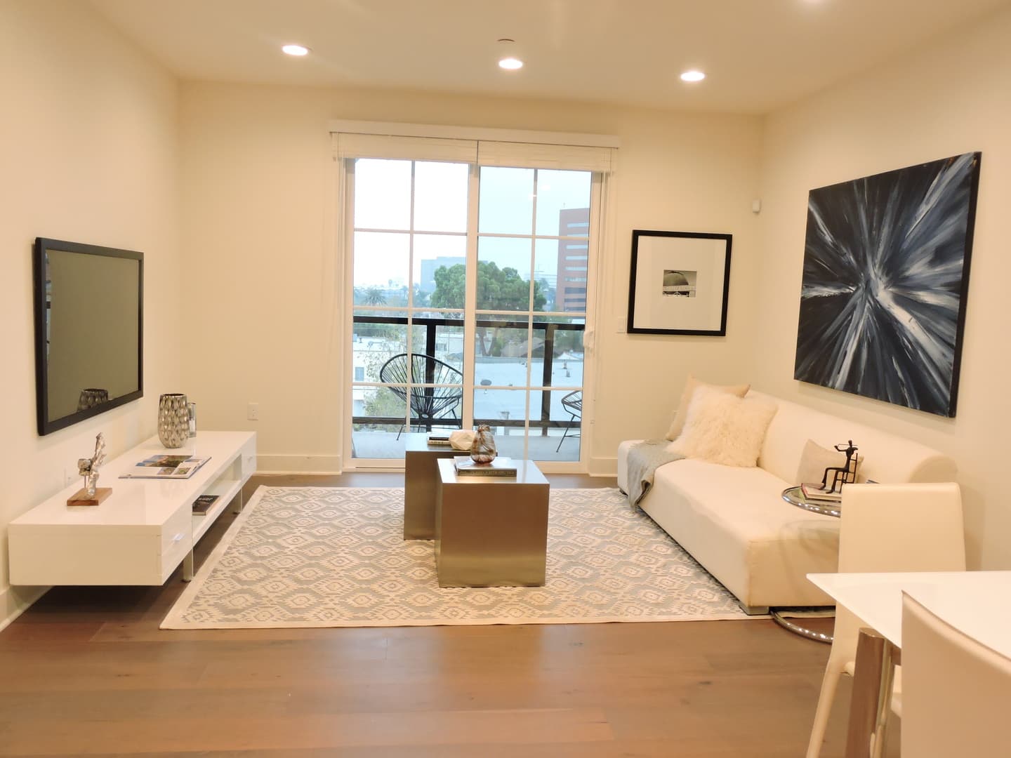 LOS ANGELES Apartment: 8417 BLACKBURN AVE