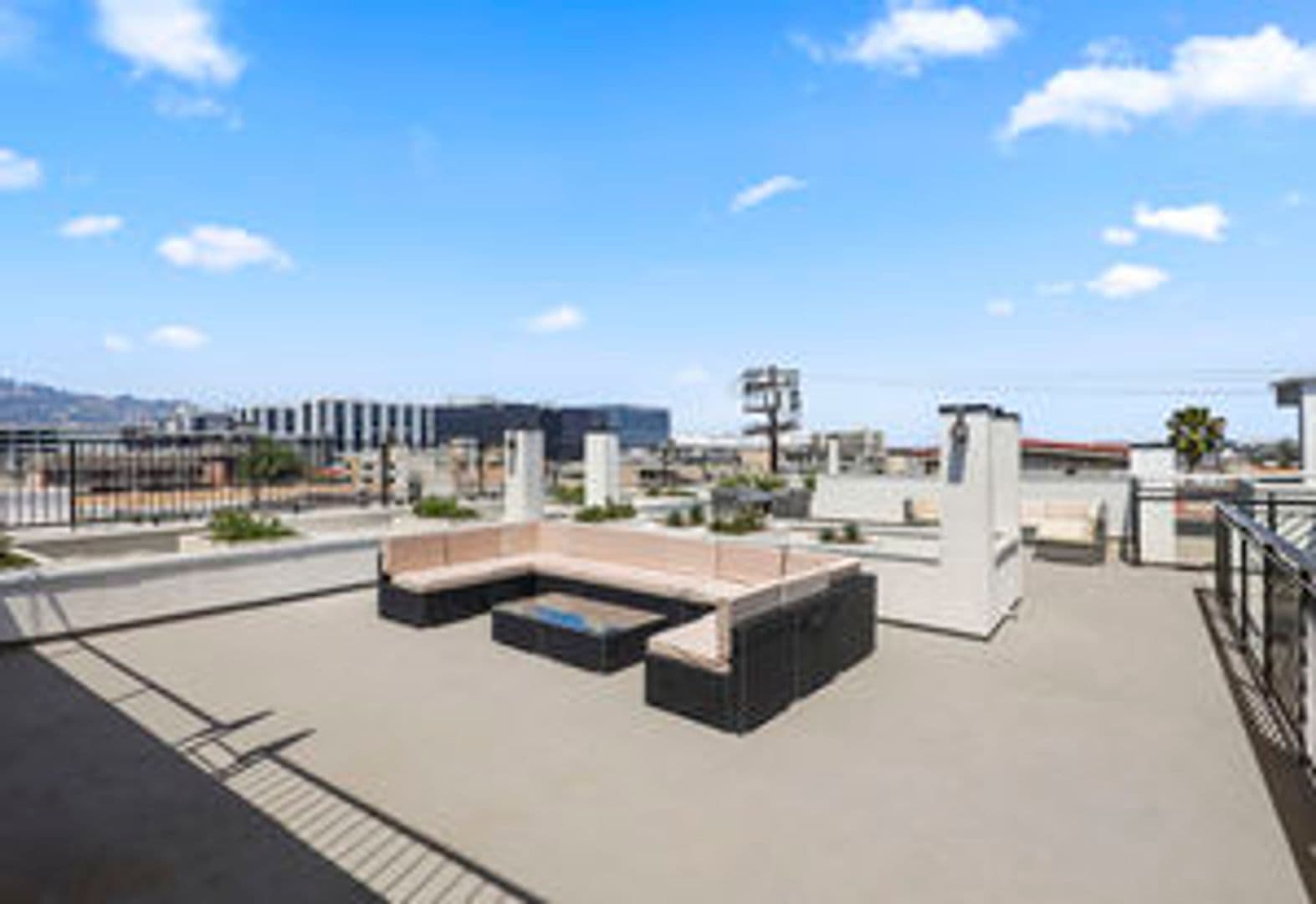 LOS ANGELES Apartment: 428 S ROBERTSON BL