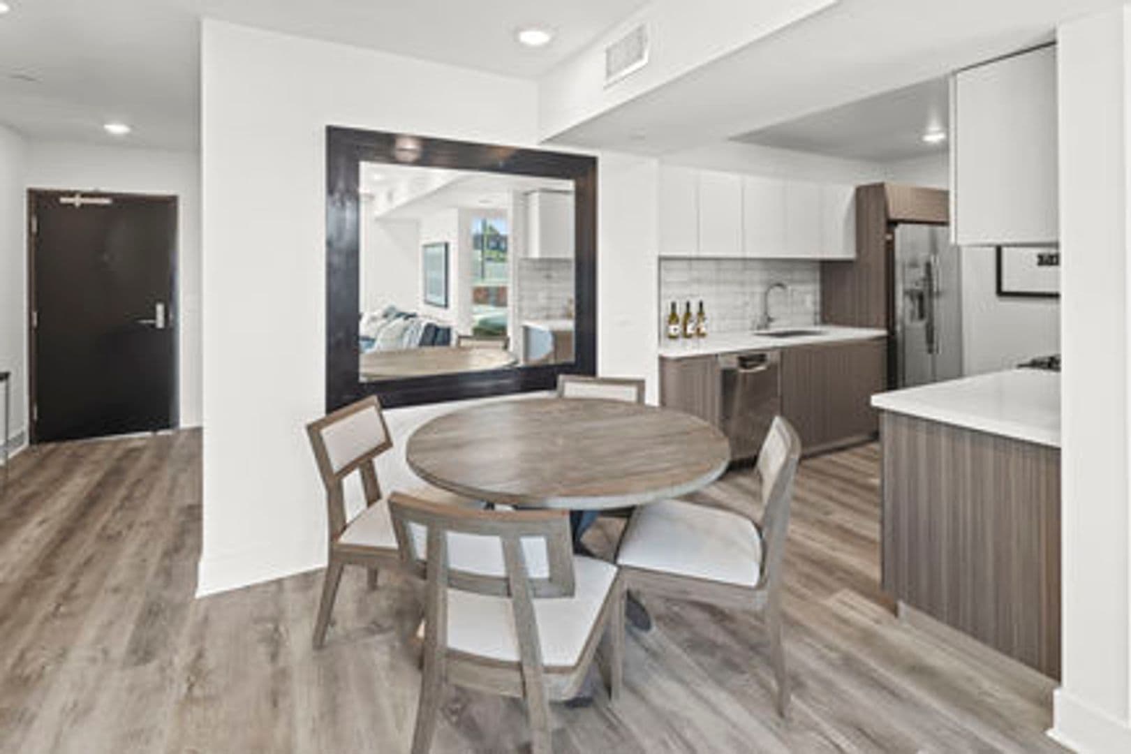 LOS ANGELES Apartment: 428 S ROBERTSON BL