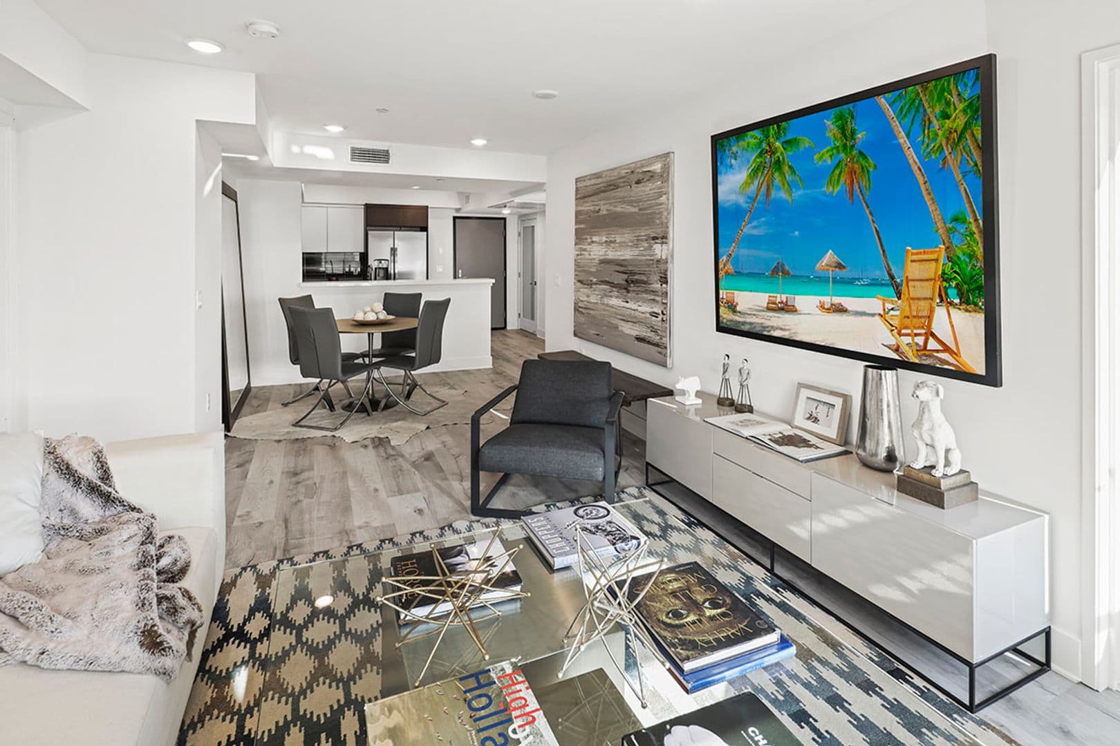 Los Angeles Apartment: 10608 SANTA MONICA BL