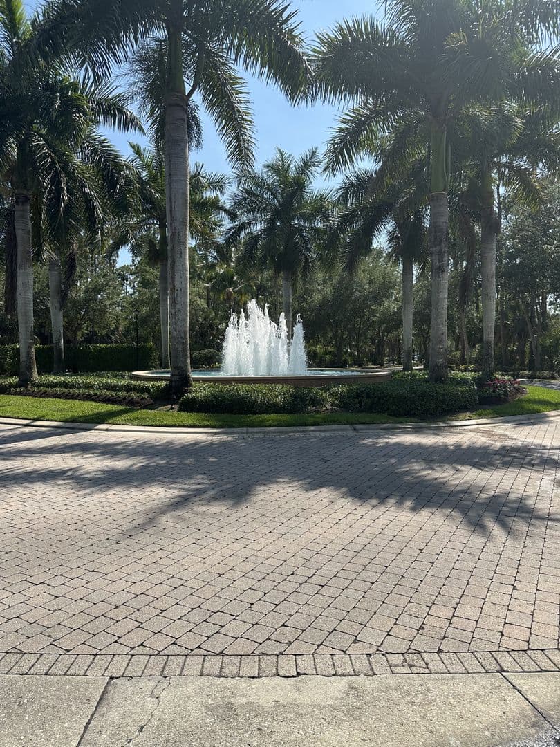 Naples House: 2004 Tarpon Bay Drive North Unit 101