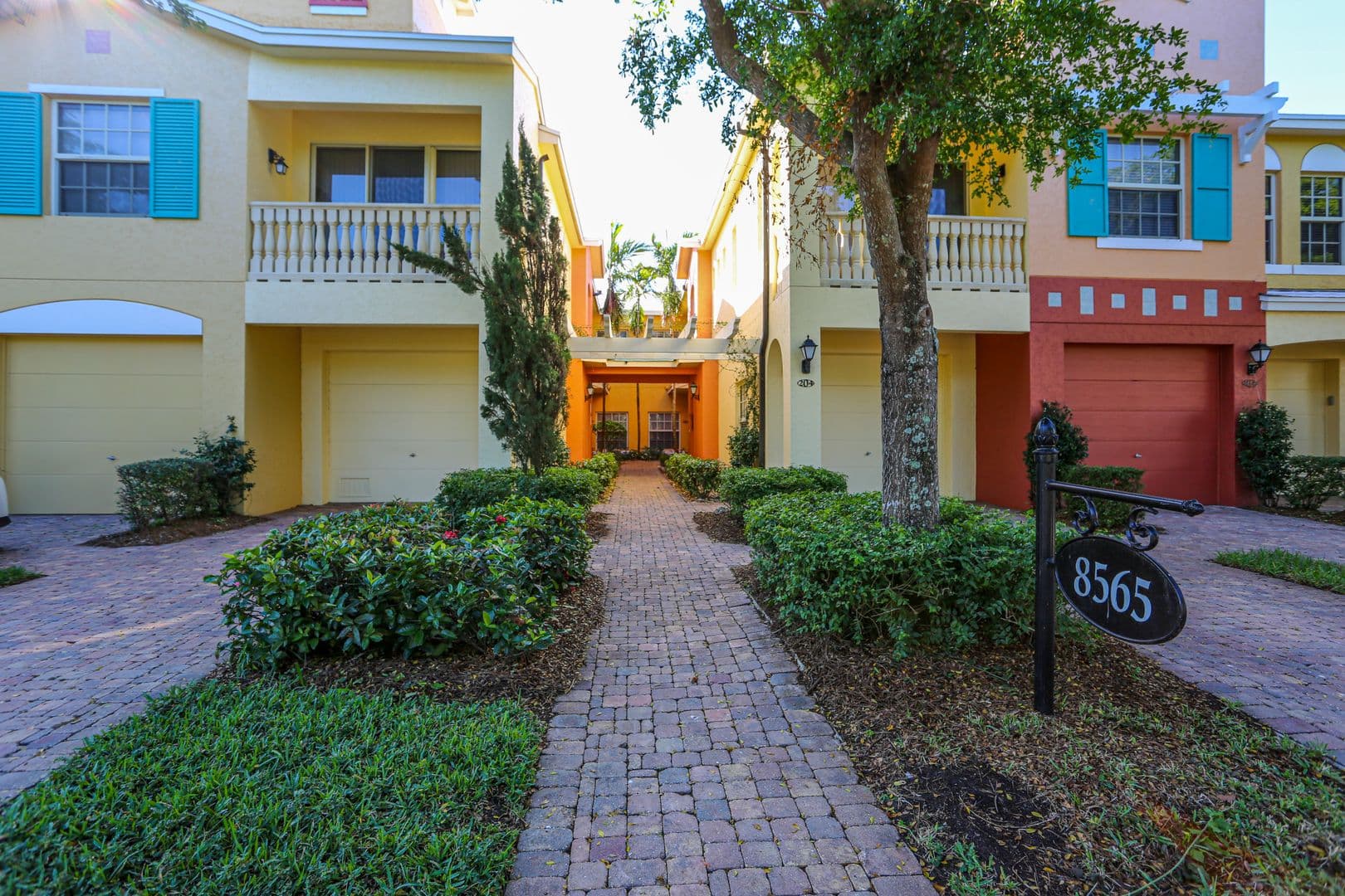 Estero House: 8565 Via Garibaldi #203