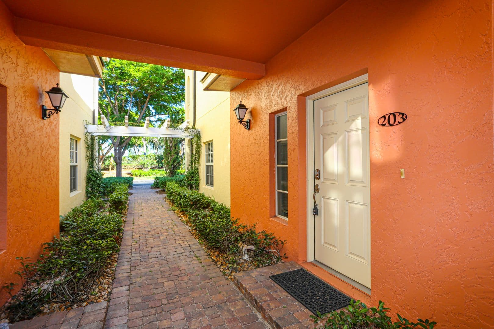 Estero House: 8565 Via Garibaldi #203