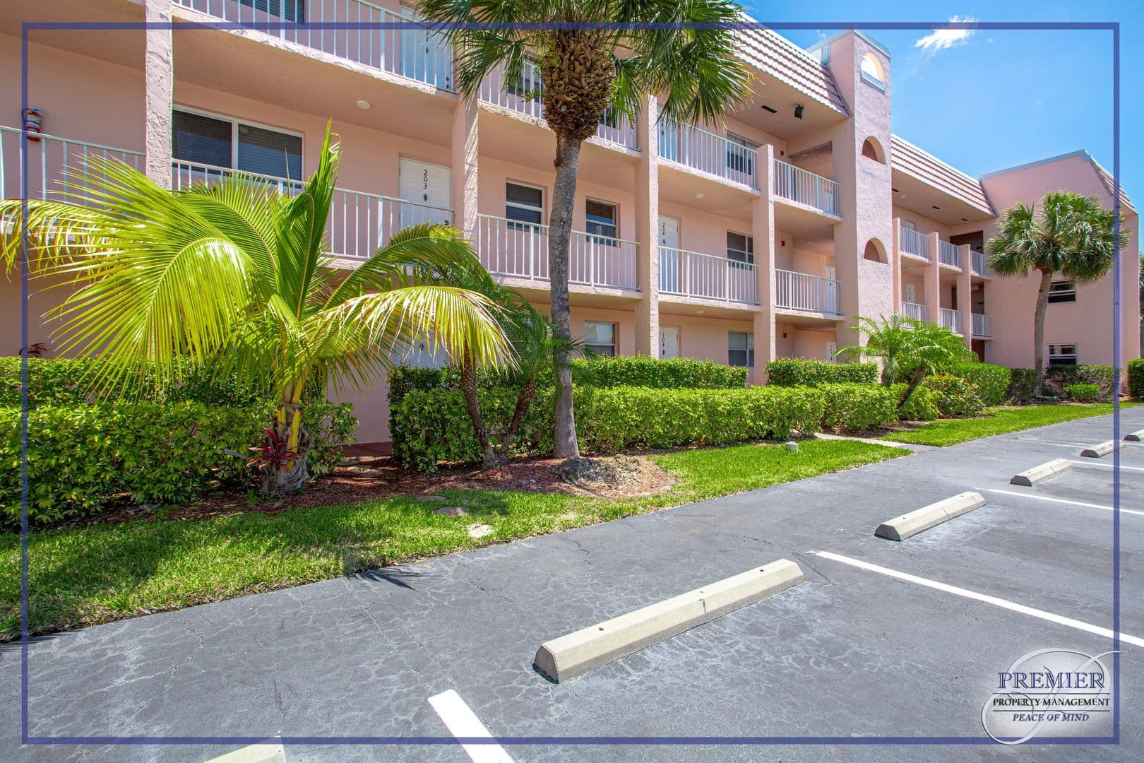 Naples House: 225 Turtle Lake Court #106