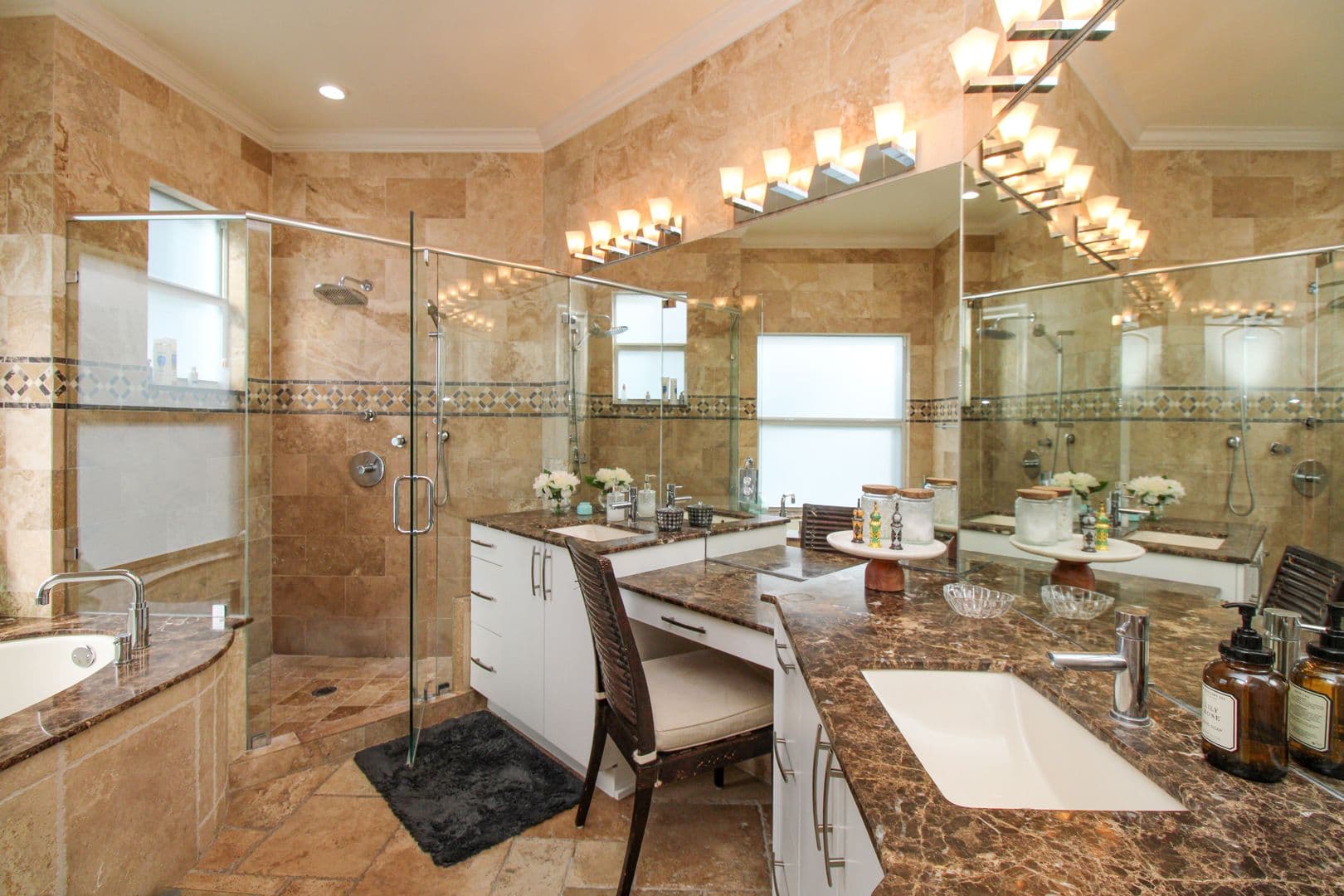 Naples House: 1412 Hemingway Place