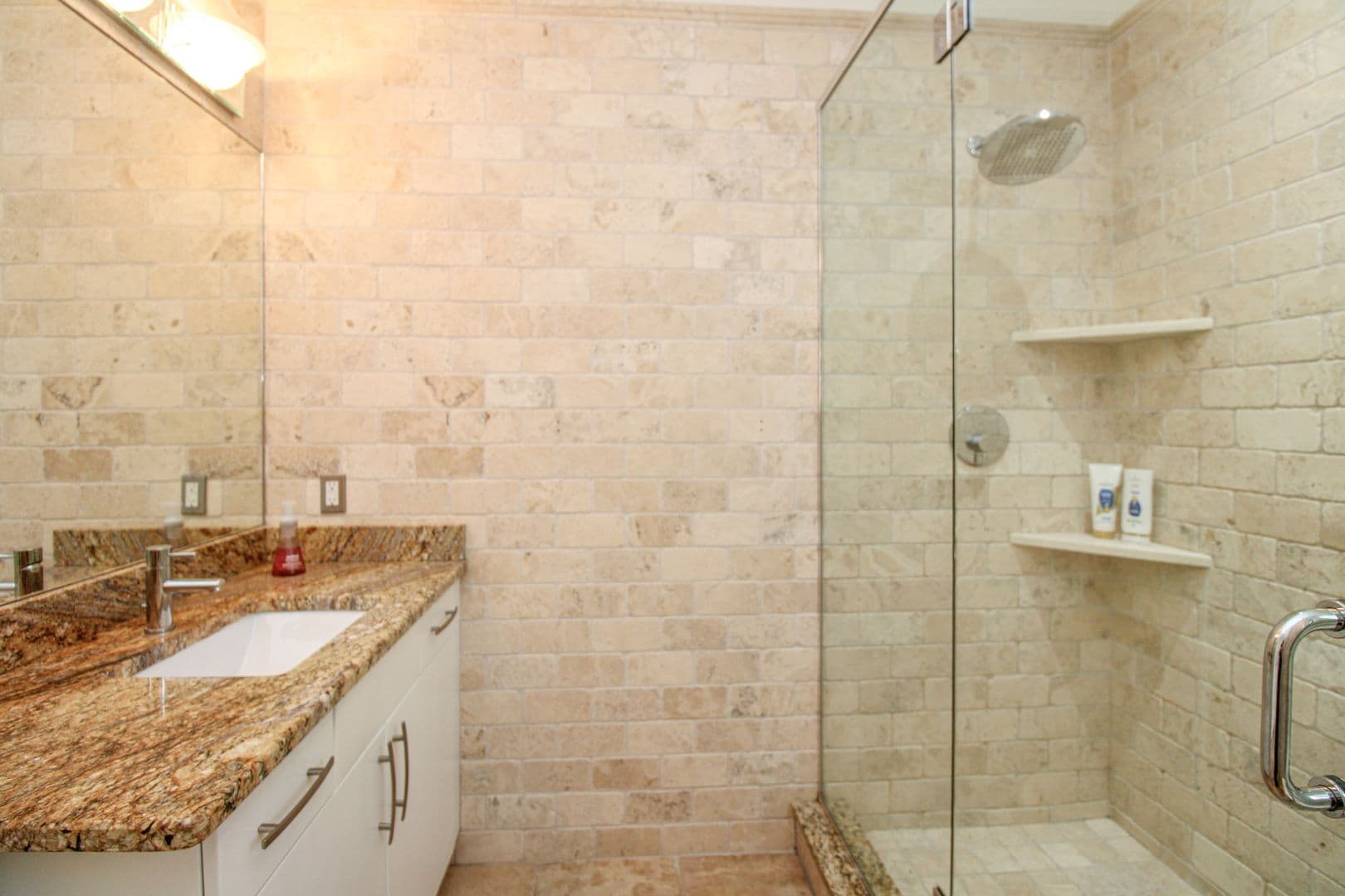 Naples House: 1412 Hemingway Place