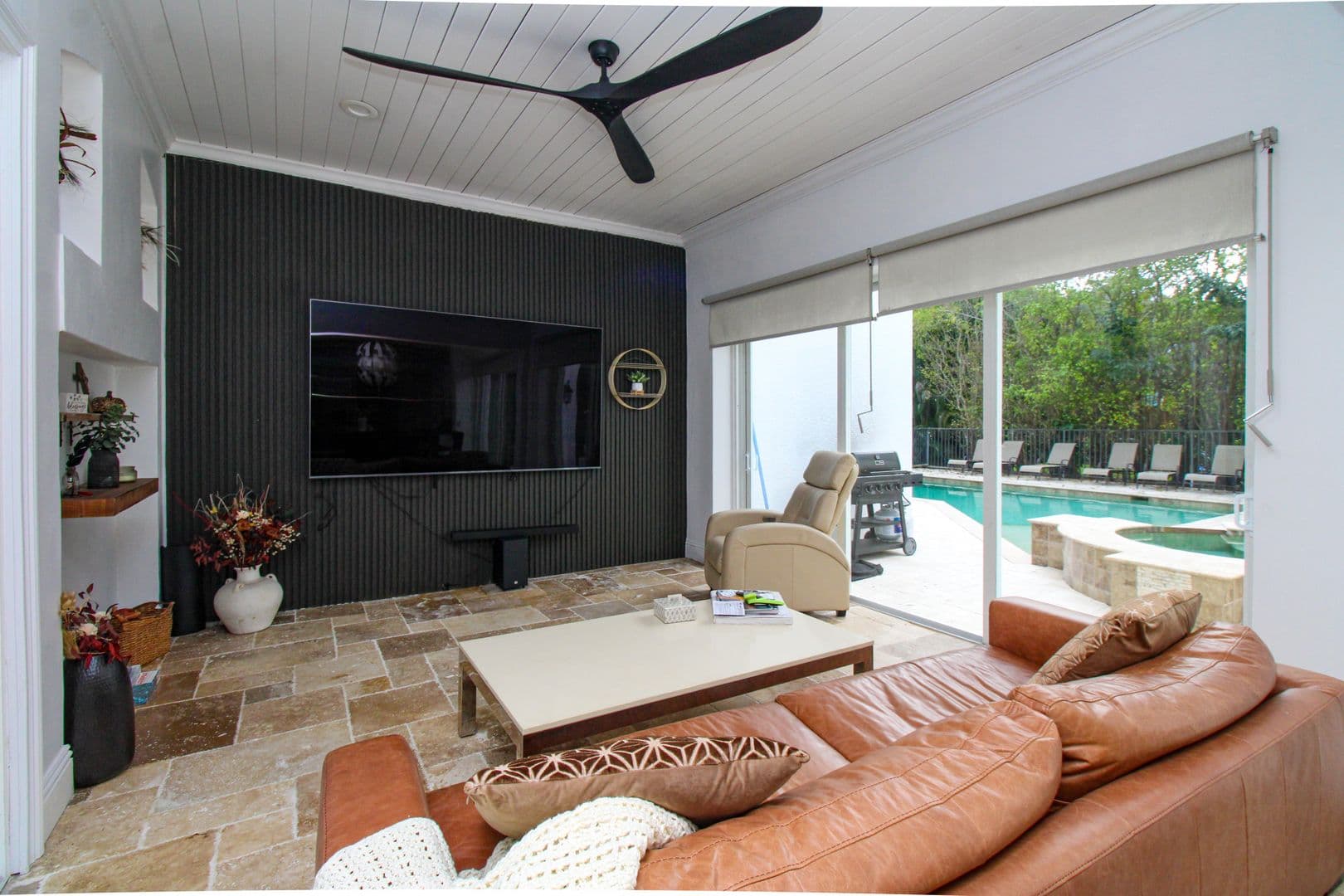 Naples House: 1412 Hemingway Place