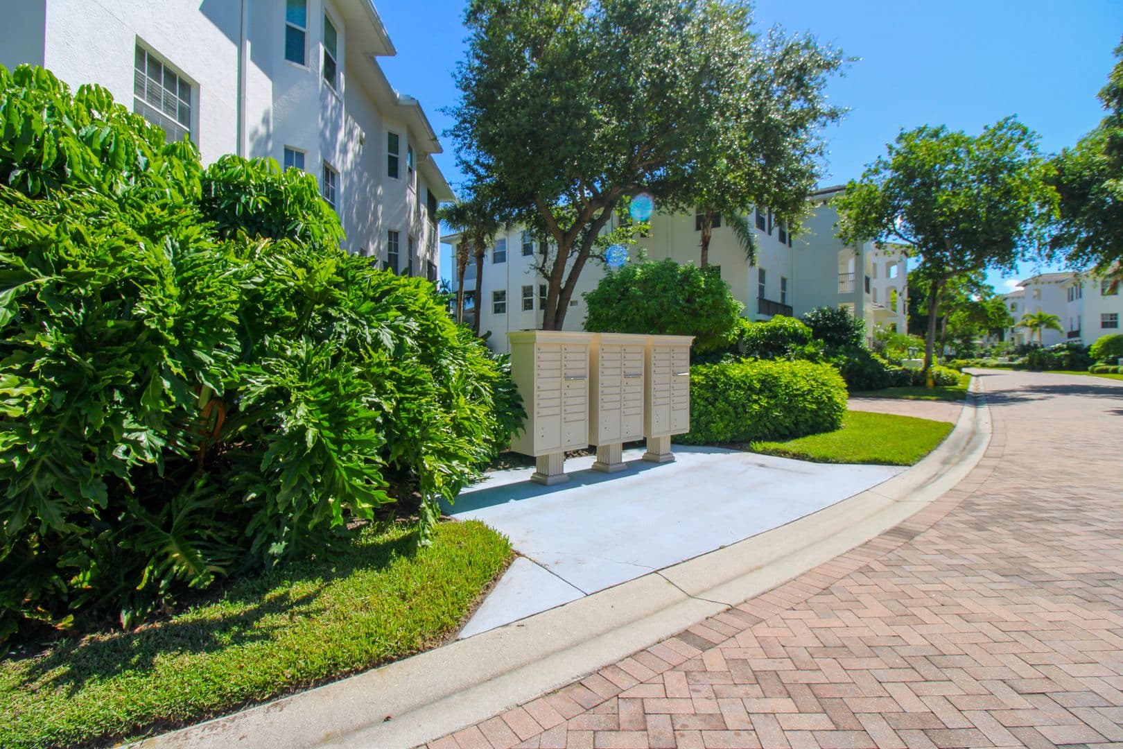Naples House: 825 Bentwater Circle #101