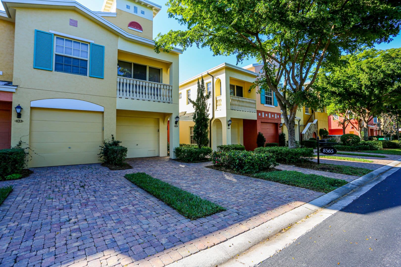 Estero House: 8565 Via Garibaldi #203