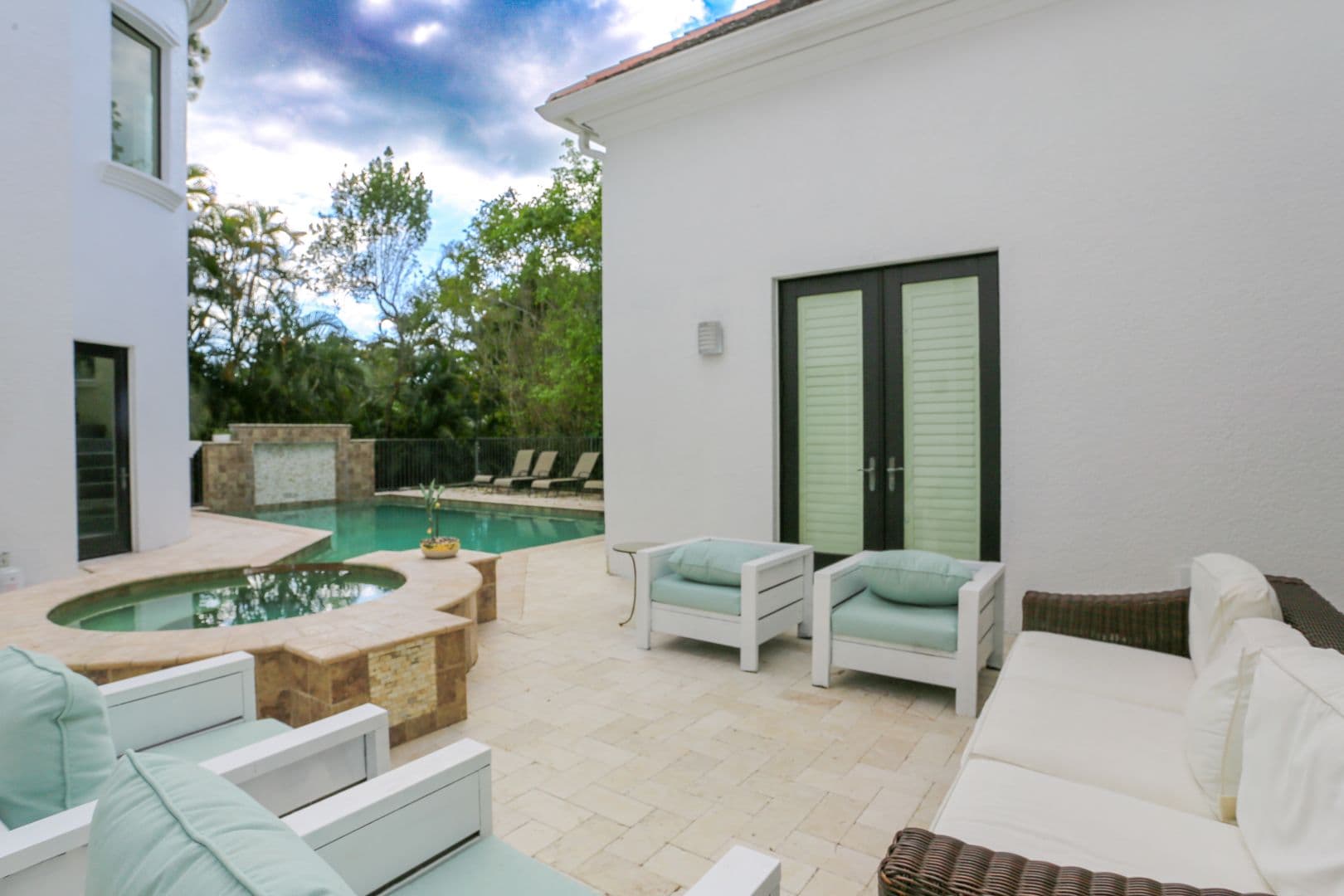 Naples House: 1412 Hemingway Place
